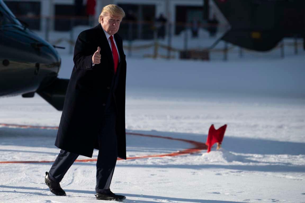 Tramp stigao u Davos nekoliko sati prije početka suđenja u Vašingtonu o njegovom opozivu