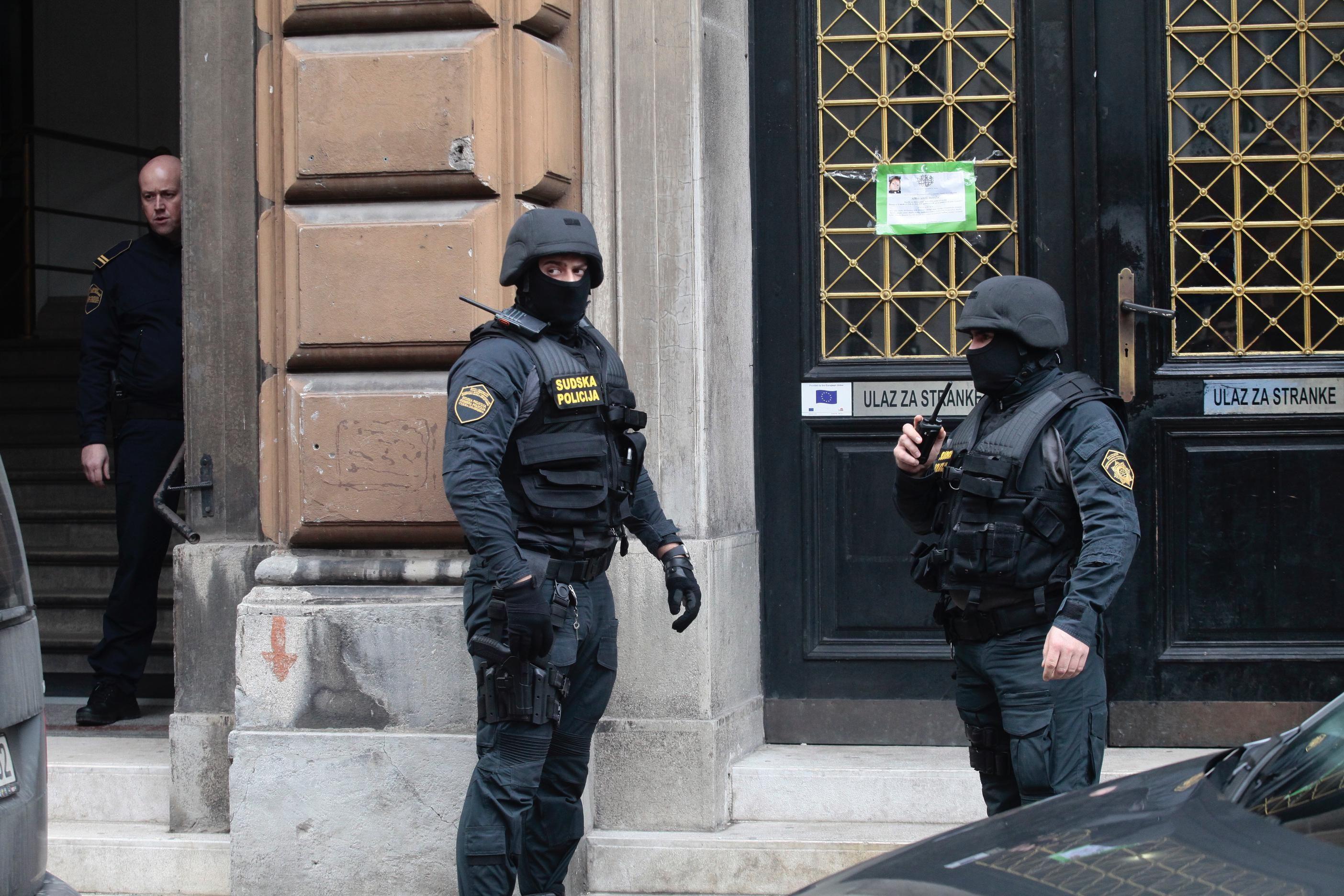 Koga je policija, naoružana do zuba, dovela u Sud u Sarajevu