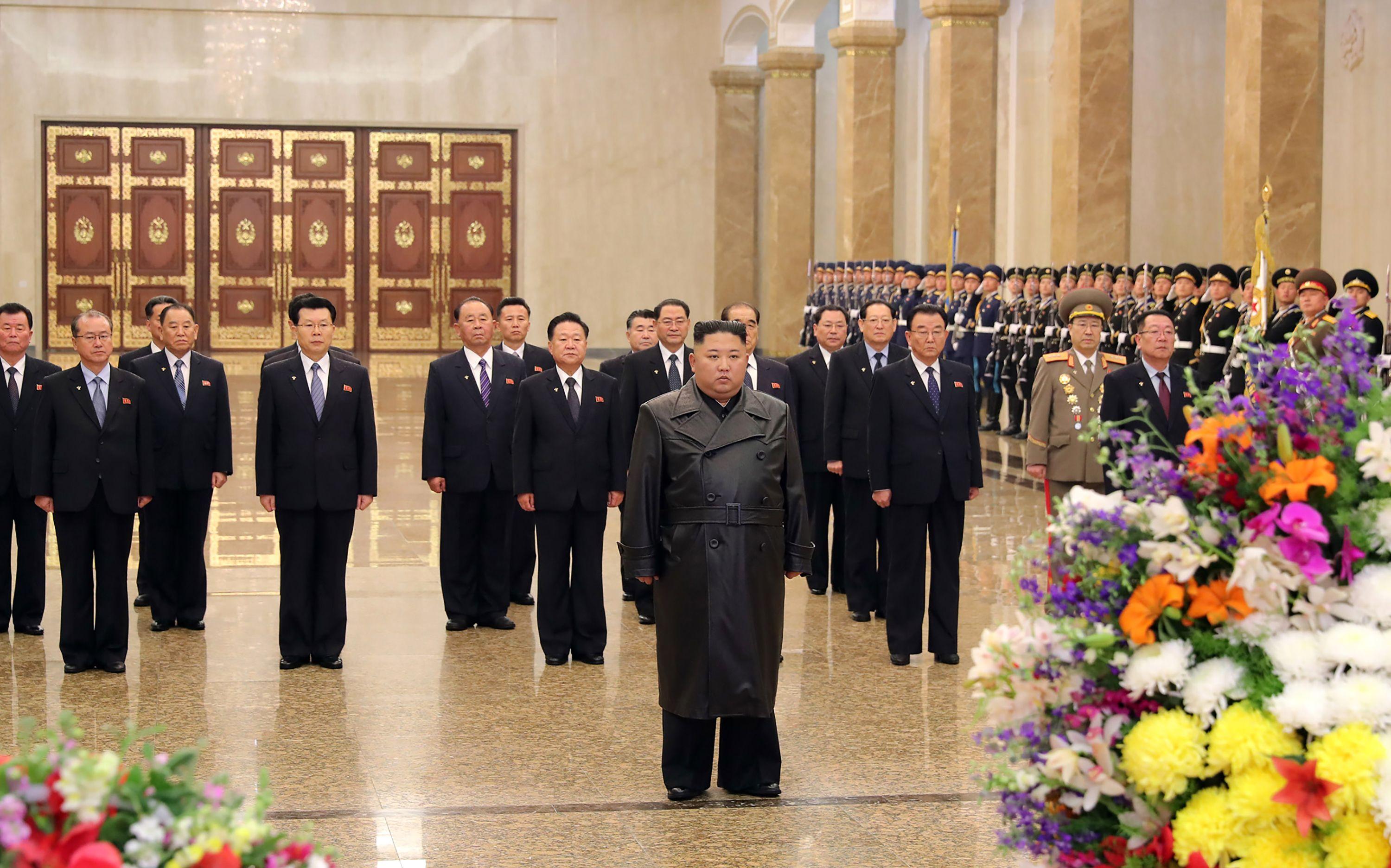 Kim Jong-un u mauzoleju - Avaz