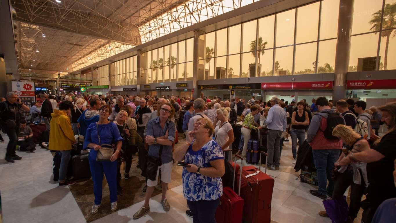 Putnici zaglavljeni na aerodromu - Avaz