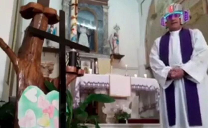 Svećenik prenosio misu uživo, slučajno upalio filtere i postao hit na društvenim mrežama