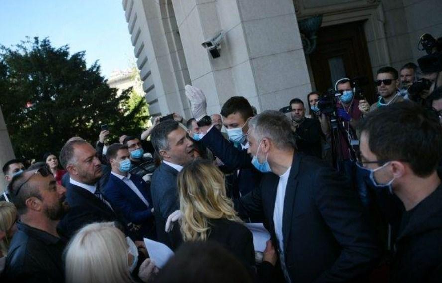 Protesti ispred Skupštine Srbije: Sukobili se poslanici Dveri i vladajuće stranke