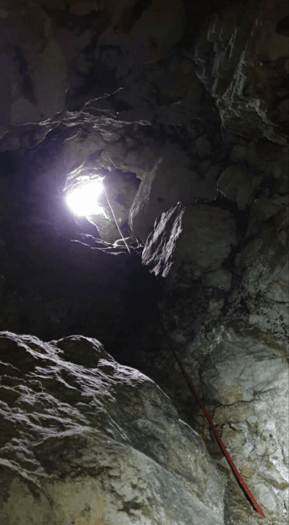 Alpinisti sišli u usku jamu duboku 15 metara i iznijeli bombe i municiju