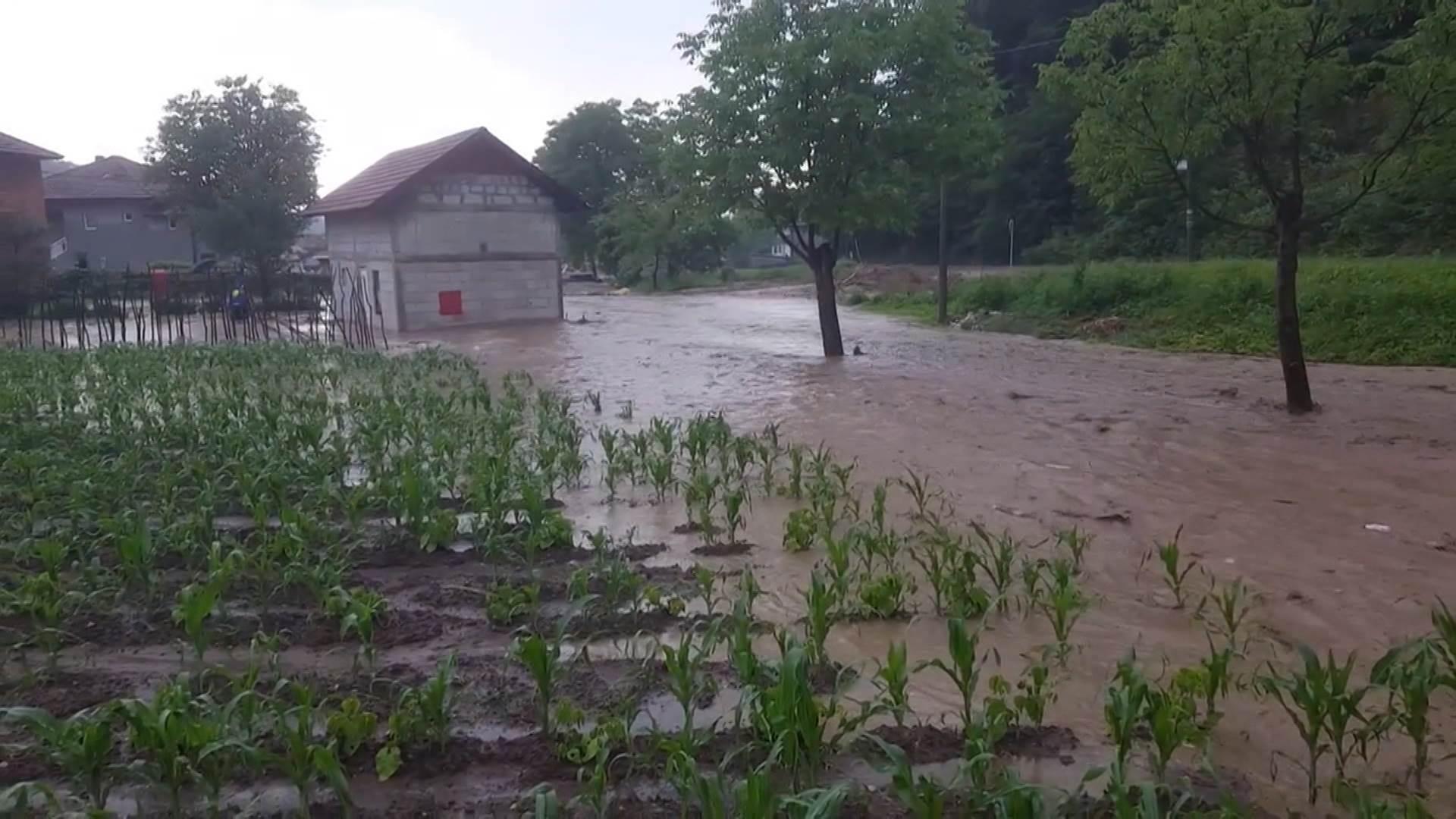 Stanje prirodne nesreće u Lukavcu: Poplavljeno pet mjesnih zajednica