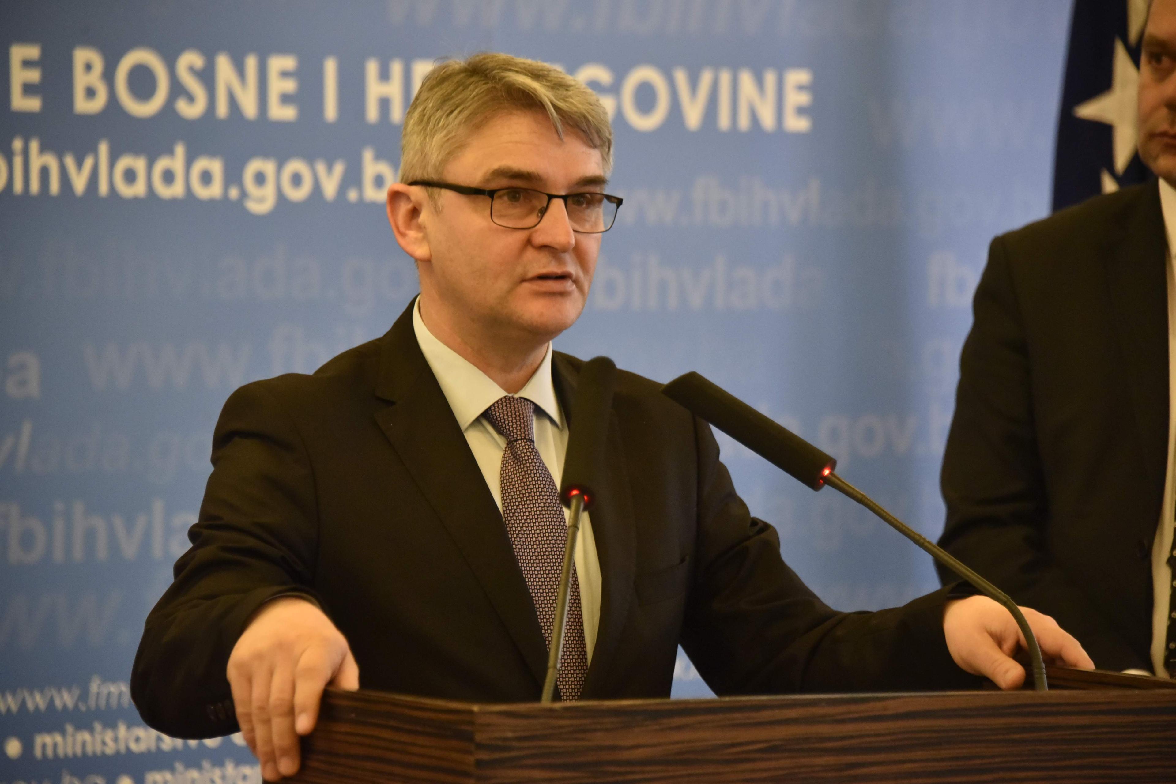 Ministar Bukvarević pozitivan na koronavirus, smješten na klinici Podhrastovi