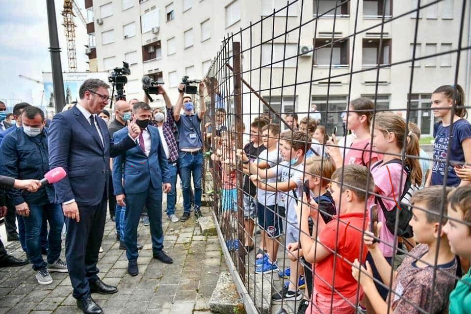 Negativni komentari na fotografiju Vučića i djece iza zaštitne ograde u Banjaluci