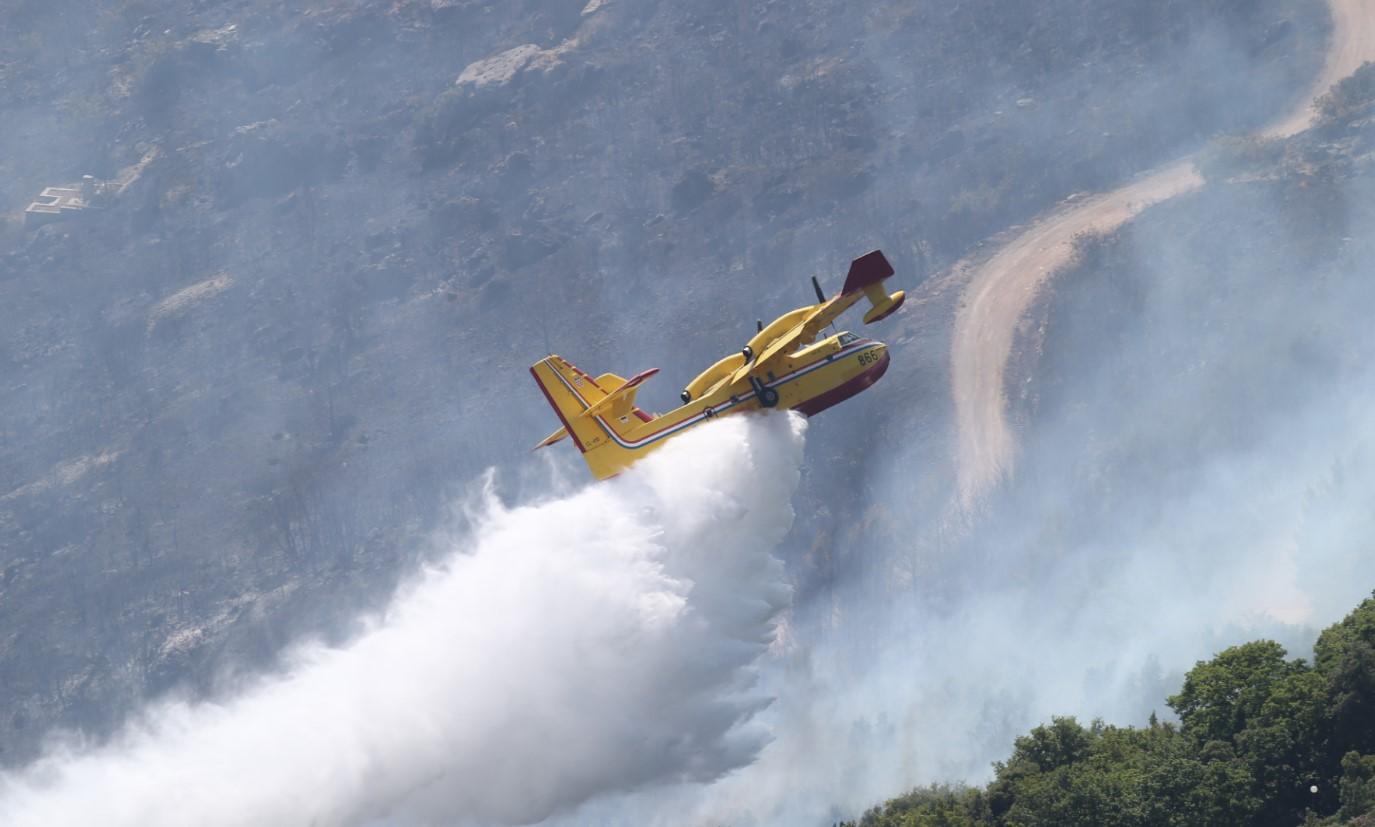 Hrvatska: Više od 100 vatrogasaca uz pomoć kanadera obuzdali požar
