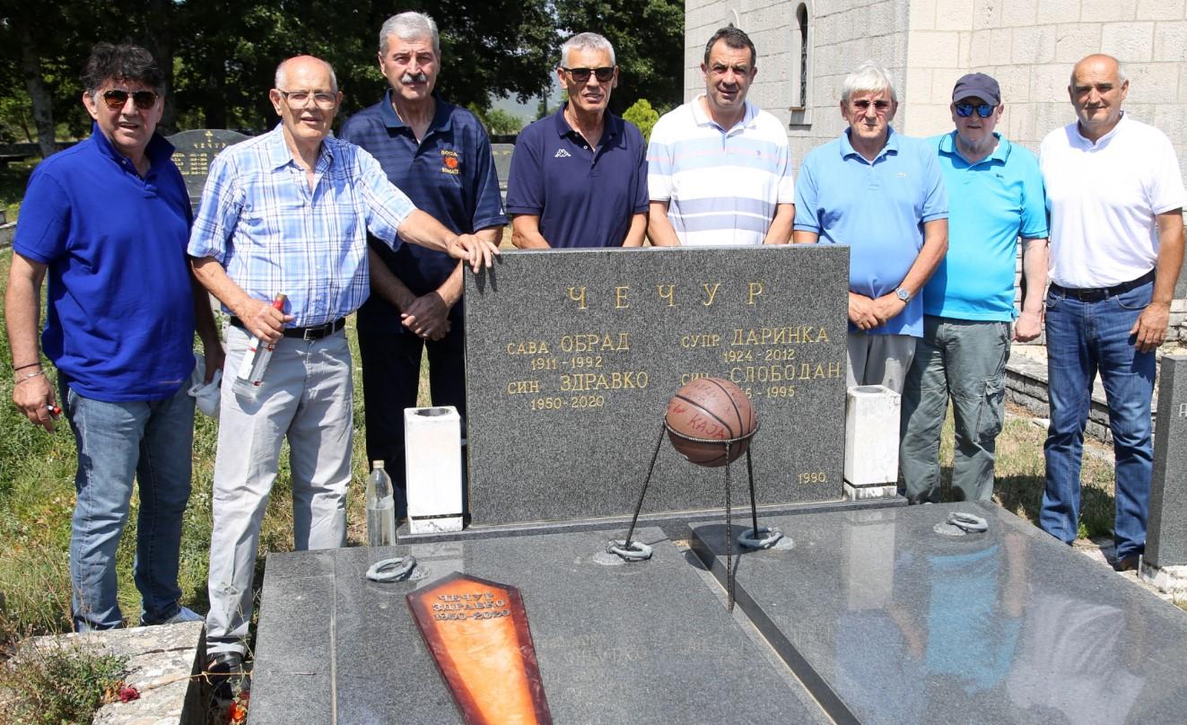 Otac Srđana Aleksića s prijateljima obišao grob Zdravka Čečura Čeče