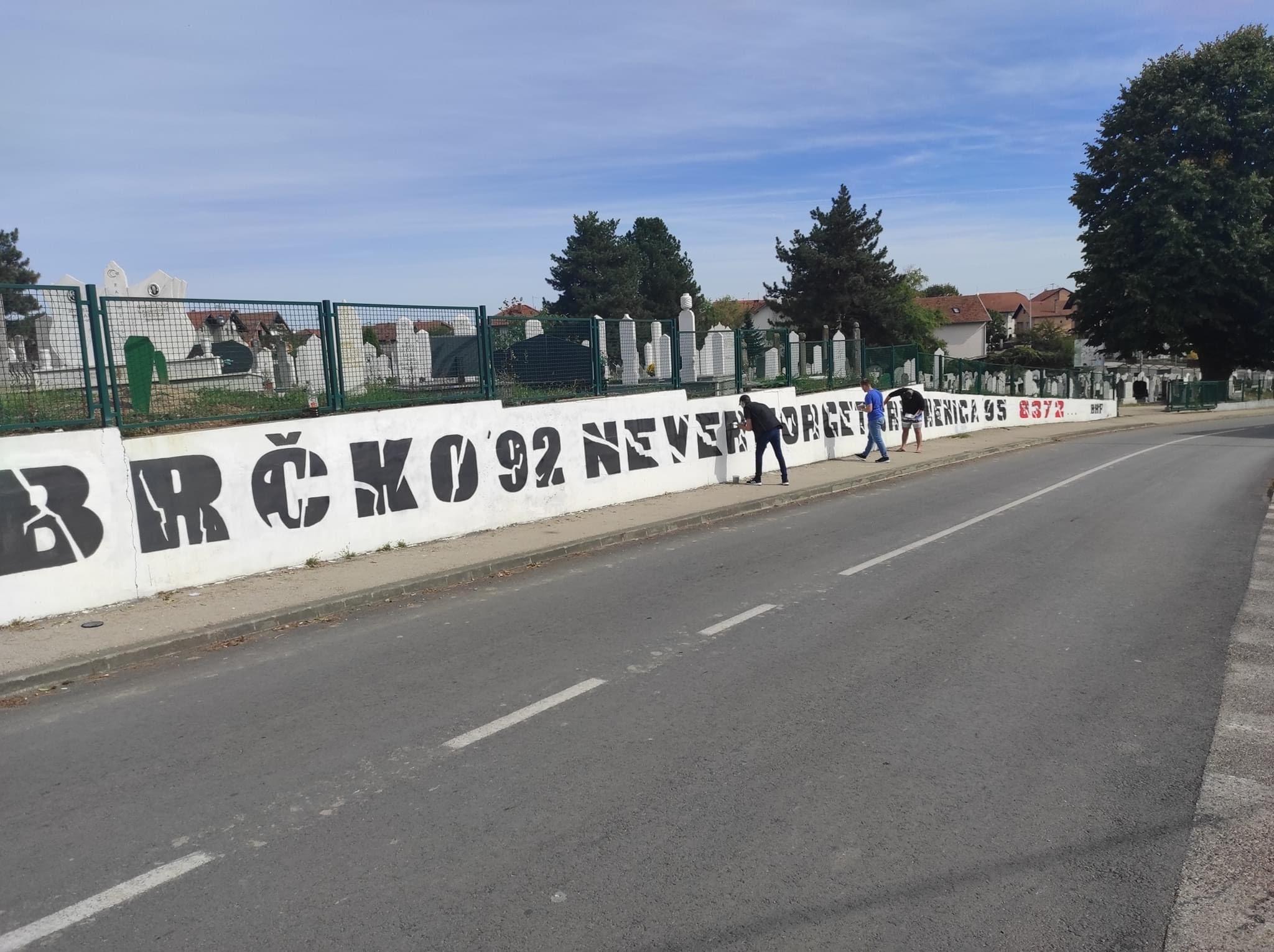 Uhapšeni Brčaci koji su precrtali grafit BH Fanatikosa o Srebrenici