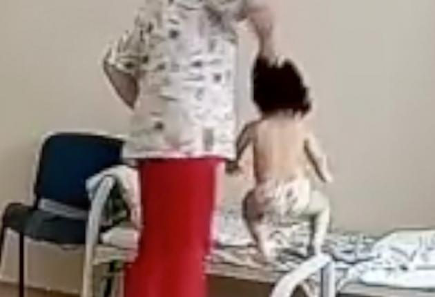 Kamere snimile medicinsku sestru kako bebu vuče za kosu