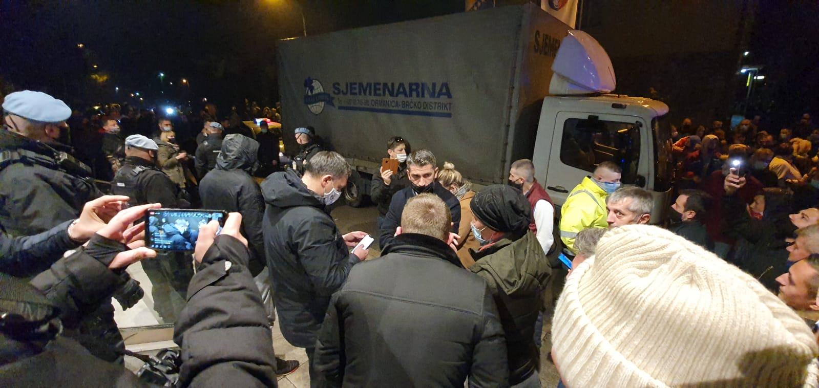Konaković stigao u Ilijaš, za njim i kamion koji će prevesti izborni materijal u centar za brojanje
