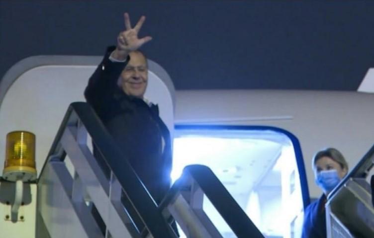 Lavrov na beogradskom aerodromu pokazao tri prsta