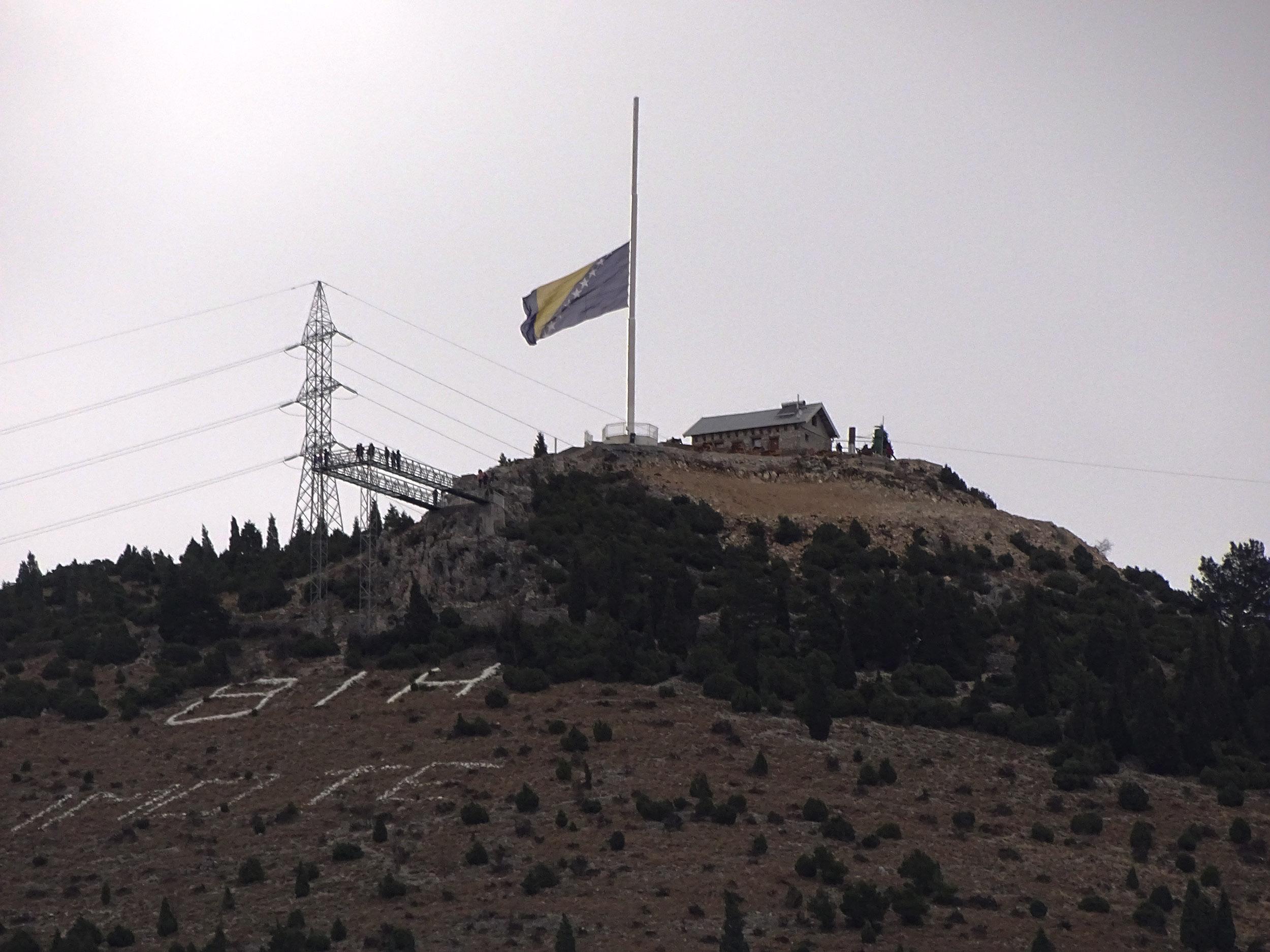 Jedna od najvećih zastava u BiH spuštena na pola koplja