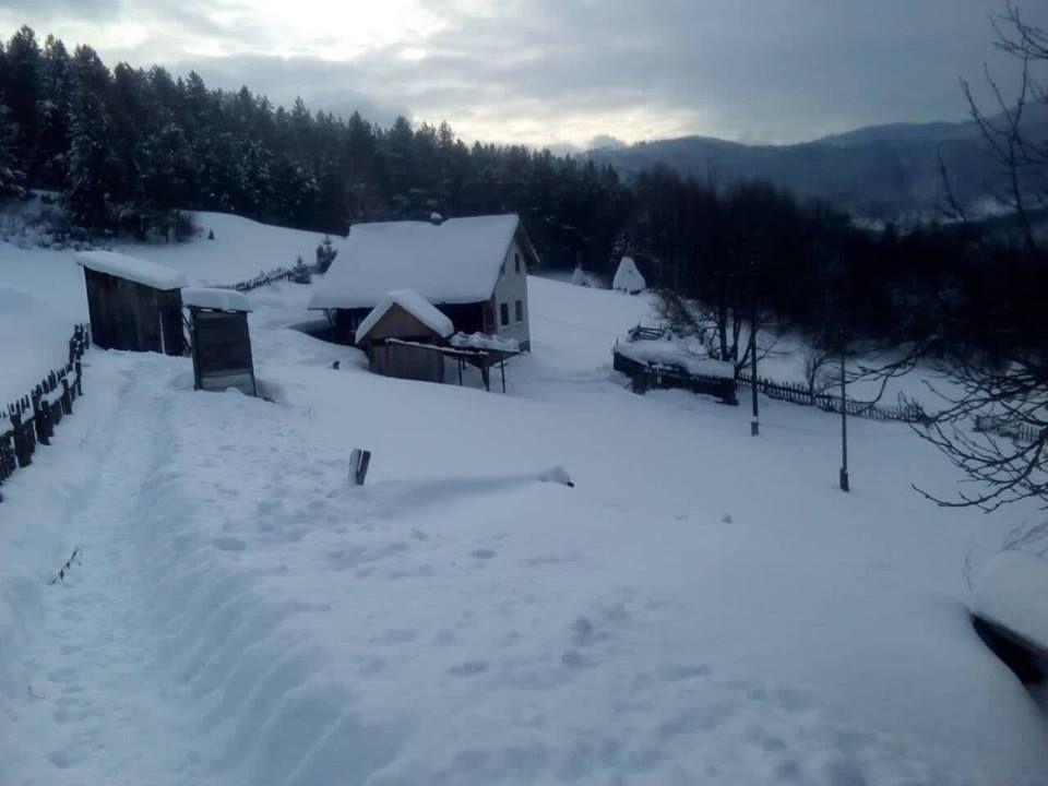 Snijeg zatrpao sve planinske puteve na području općine Srebrenica