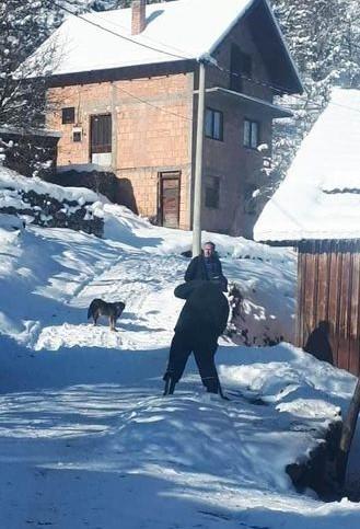 Kako povratnici u srebrenička sela preživljavaju zimu: Čuvaju ovce od gladnih vukova