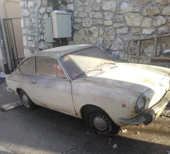 Rušili garažu i pronašli stari Fiat parkiran 30 godina
