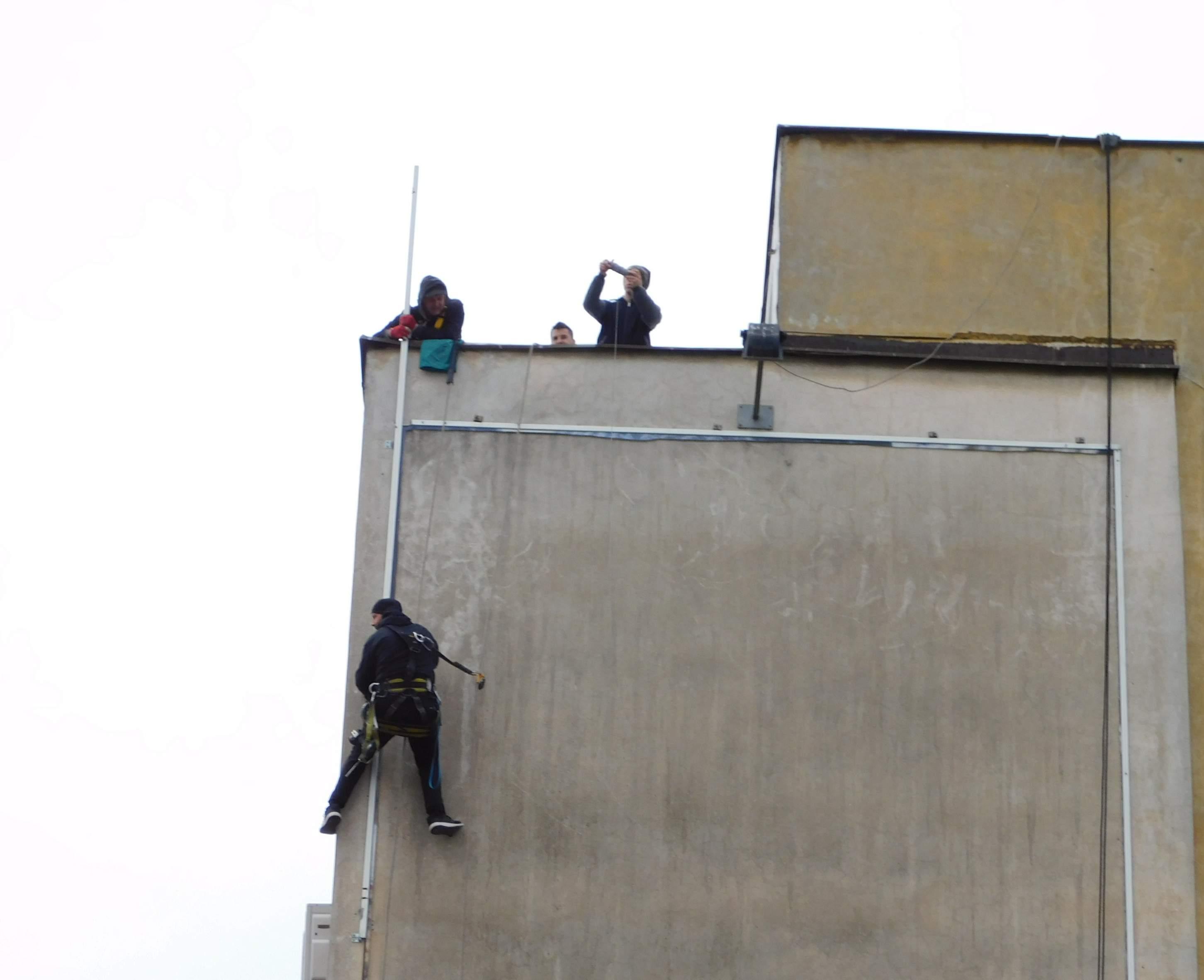 Sarajevski Spajdermeni: Građani s nevjericom gledali kako "hodaju" po fasadami zgrade