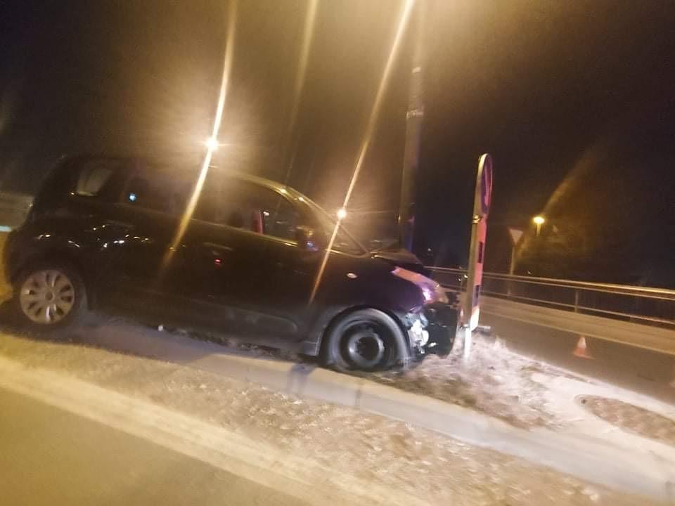 Saobraćajna nesreća u Sarajevu, vozač udario u stub ulične rasvjete