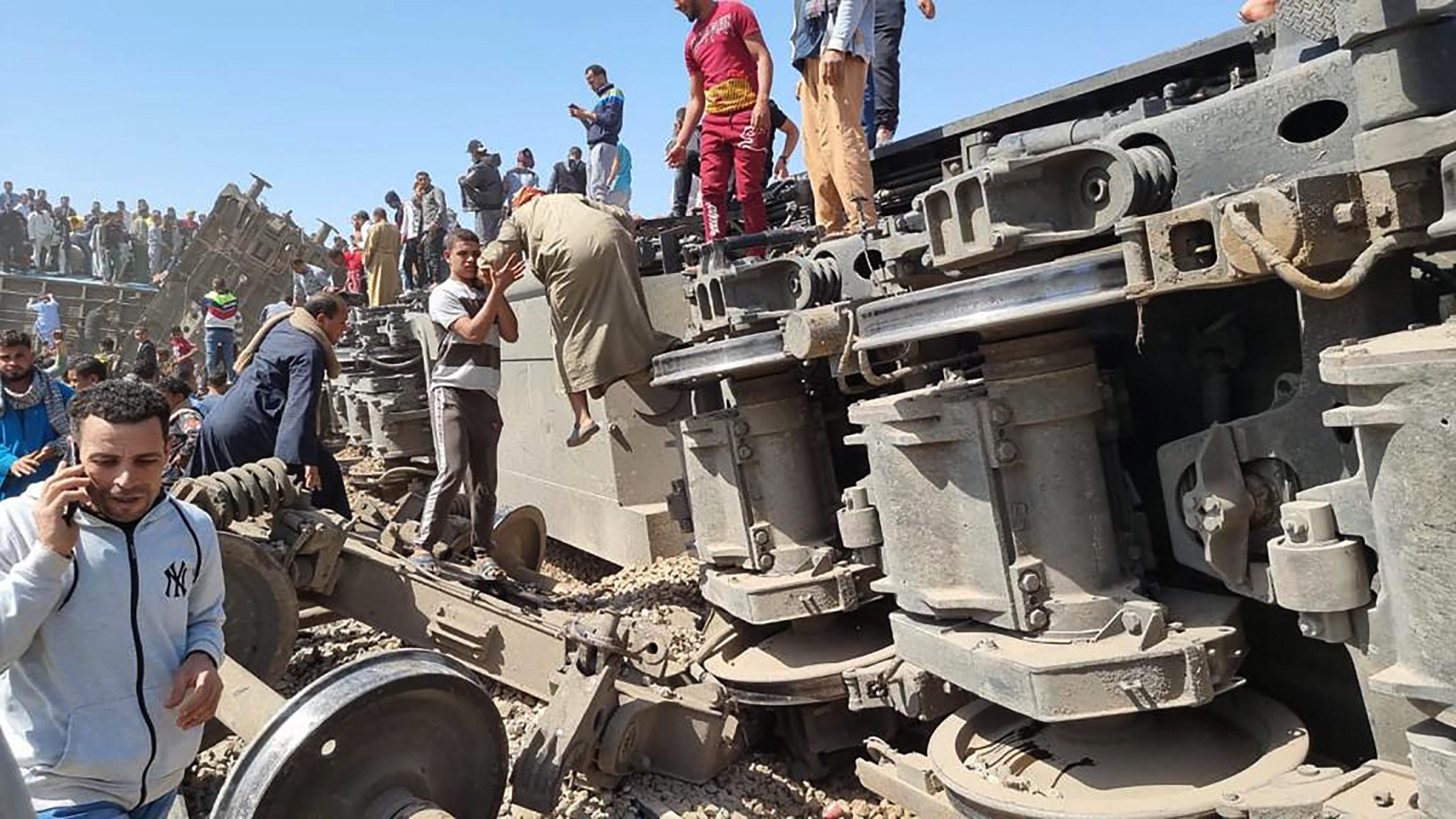 U sudaru dva voza u Egiptu 32 mrtvih