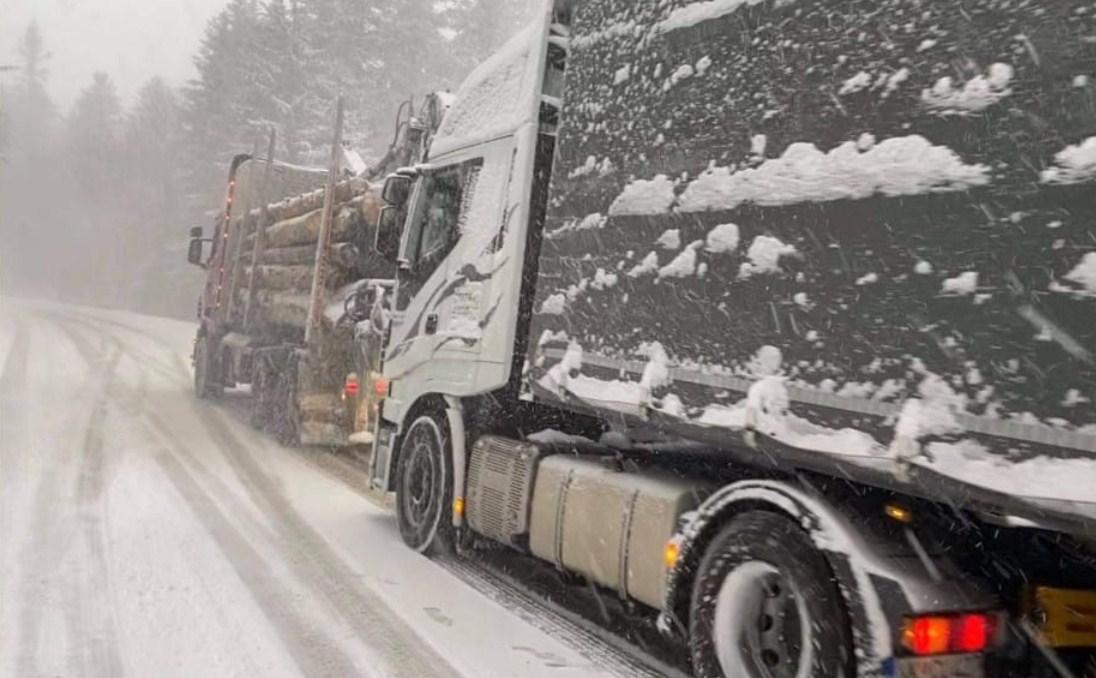 Snijeg uzrokovao brojne probleme: Zabranjen saobraćaj teretnim vozilima preko Kupresa