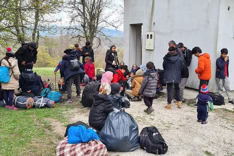 Devet migrantskih porodica iz napuštenih kuća premješteno u kampove