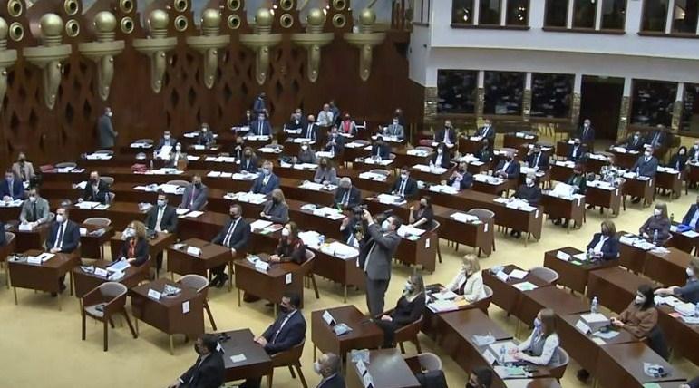 U parlament dovedeni zaraženi poslanici, opozicija najavila tužbu