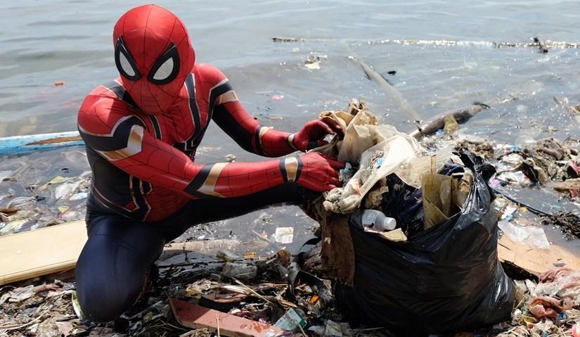 Spajdermen čisti obale od smeća u Indoneziji