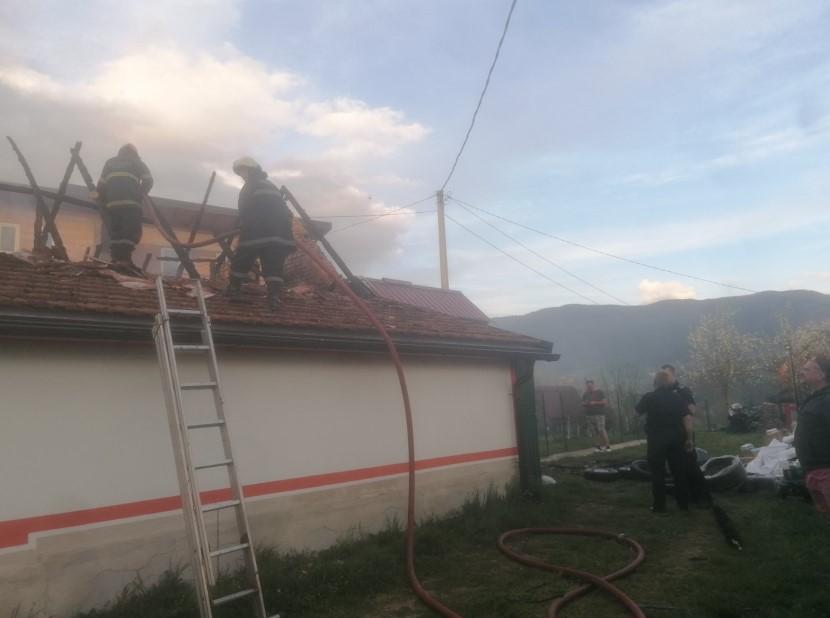 Požar kod Pazarića: Planula tri pomoćna objekta, vatrogasci spasili kuću