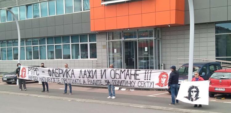 Članovi grupe "Pravda za Davida" na protestima ispred RTRS-a