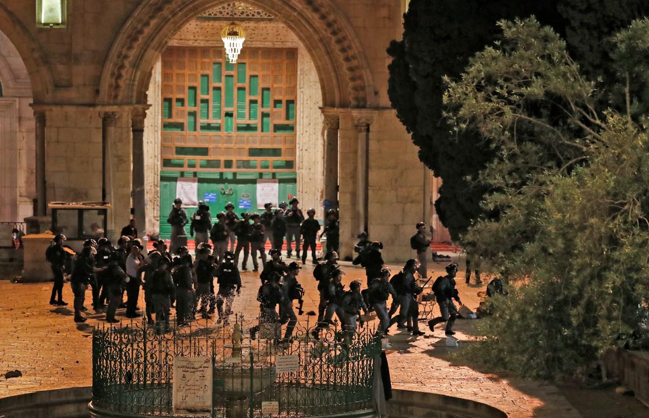 Nakon izraelskih napada: Hiljade Palestinaca na jutarnjoj molitvi u haremu Al-Akse