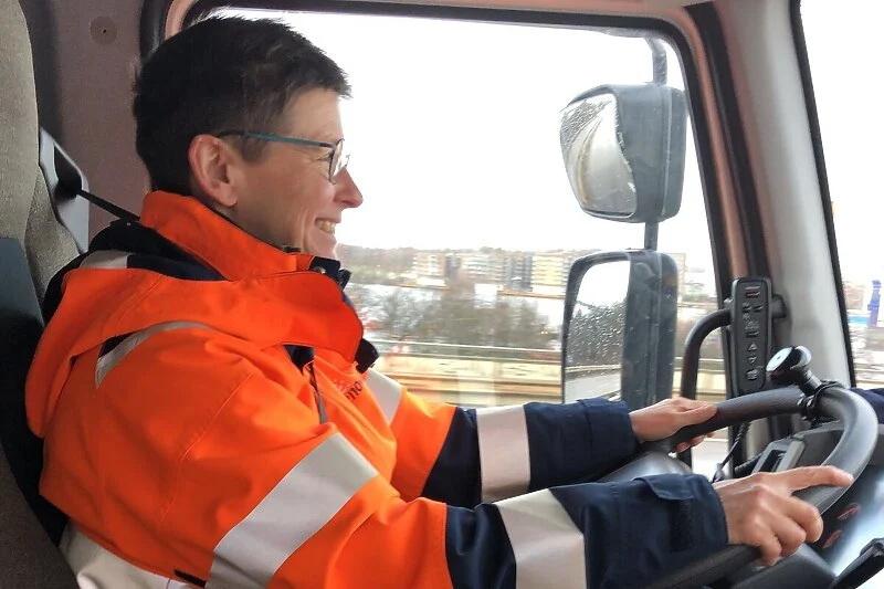 Bivša gradonačelnica Geteborga vozi komunalni kamion