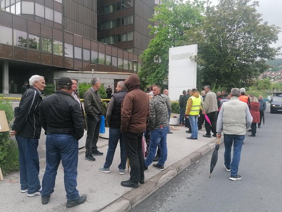 Radnici "Krivaje" okupili se ispred zgrade Vlade FBiH: Ako treba, bit ćemo sedam dana ovdje