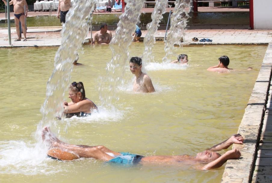 Otvorena sezona u Gračanici: Sunčan i topao proljetni dan primamio prve kupače