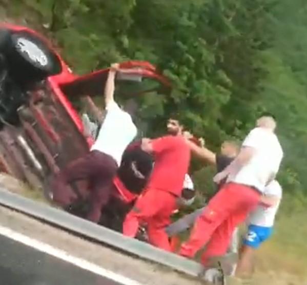 Jezive scene kod Grabovice: Prevrnulo se vozilo sa četiri djevojke