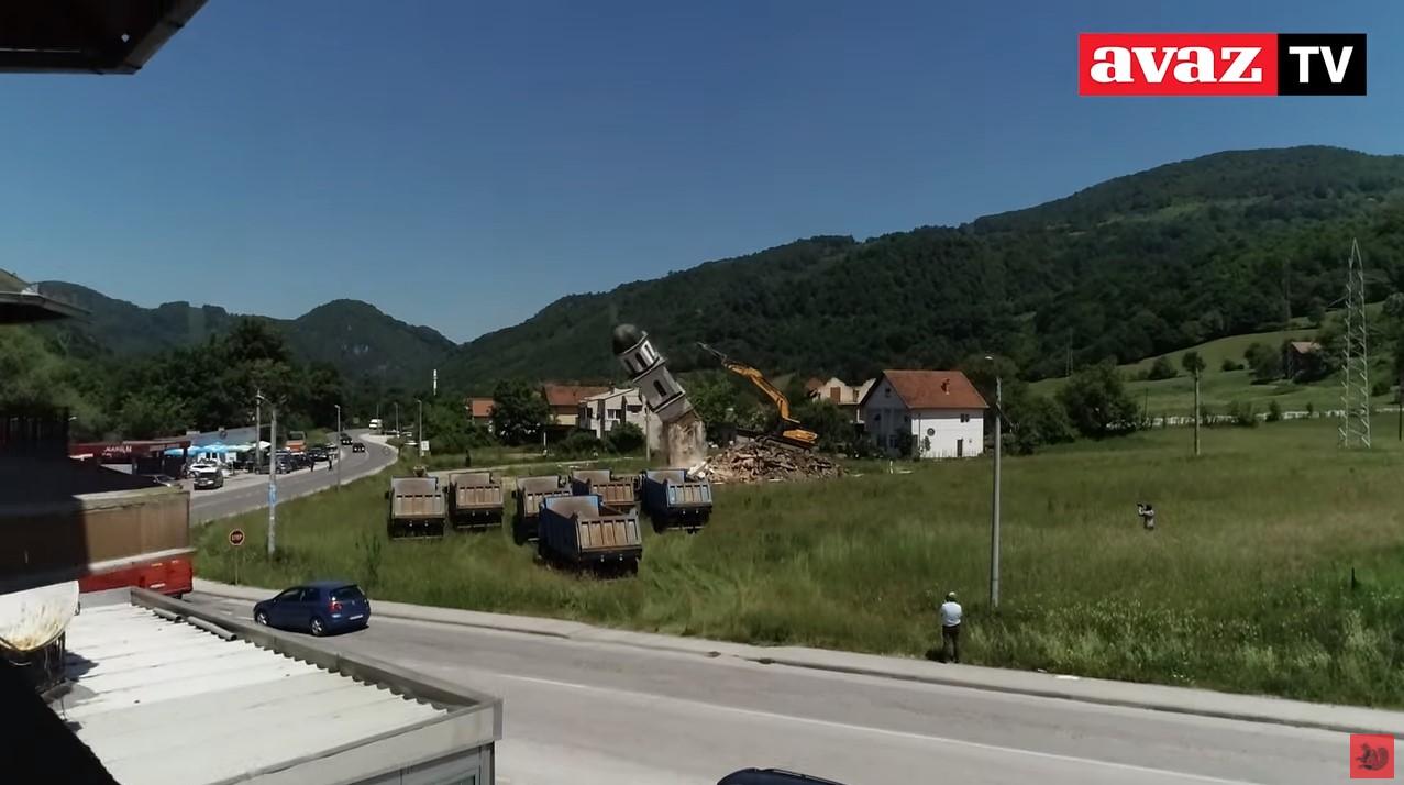 Pogledajte kako je iz zraka izgledalo rušenje crkve u avliji nane Fate Orlović