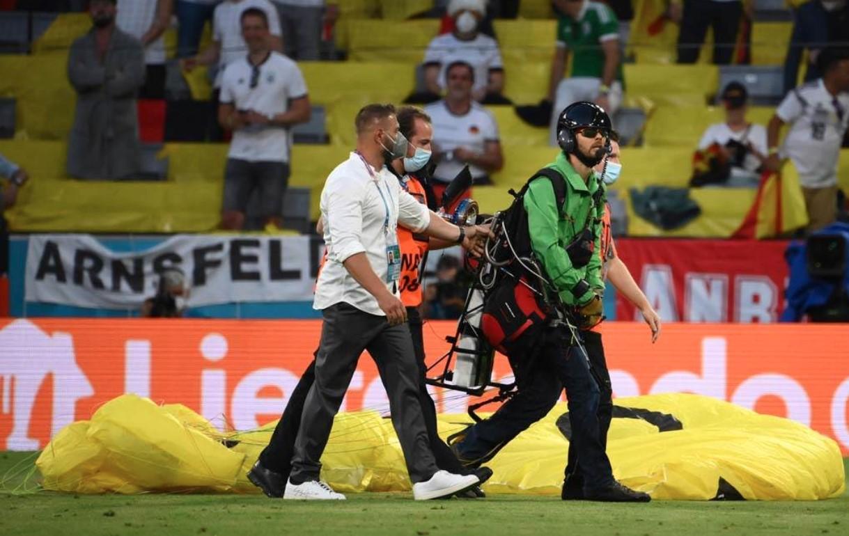 Osiguranje zakazalo, kakvu je poruku nosio padobranac koji je sletio na stadion u Minhenu