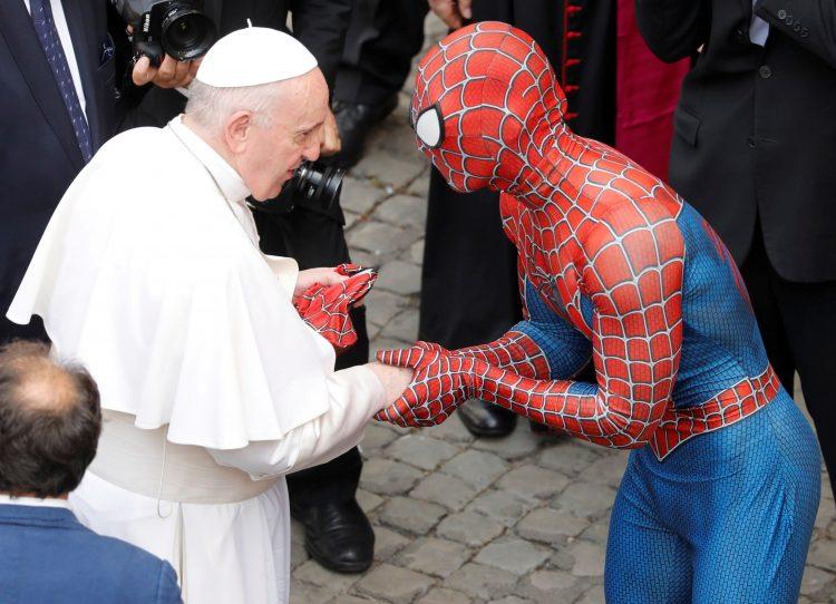 Spajdermen se srdačno rukovao s Papom ispred Apostolske palače