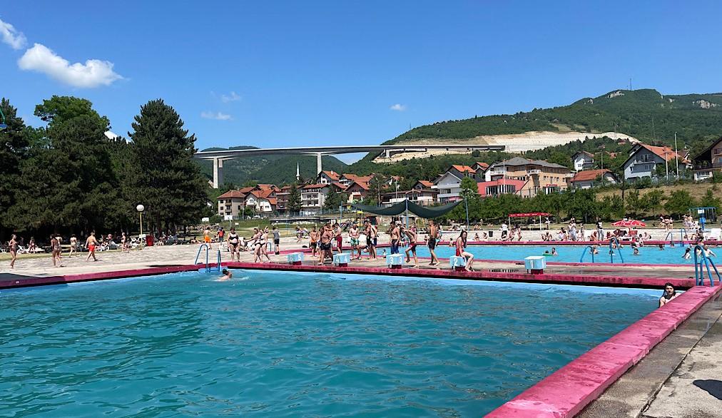 Spas od ljetnih vrućina: Zeničani uživaju na gradskim bazenima u Crkvicama