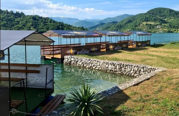 Atraktivni beach bar "Exotic" na Jablaničkom jezeru: Omiljeno mjesto za opuštanje i uživanje u prirodi
