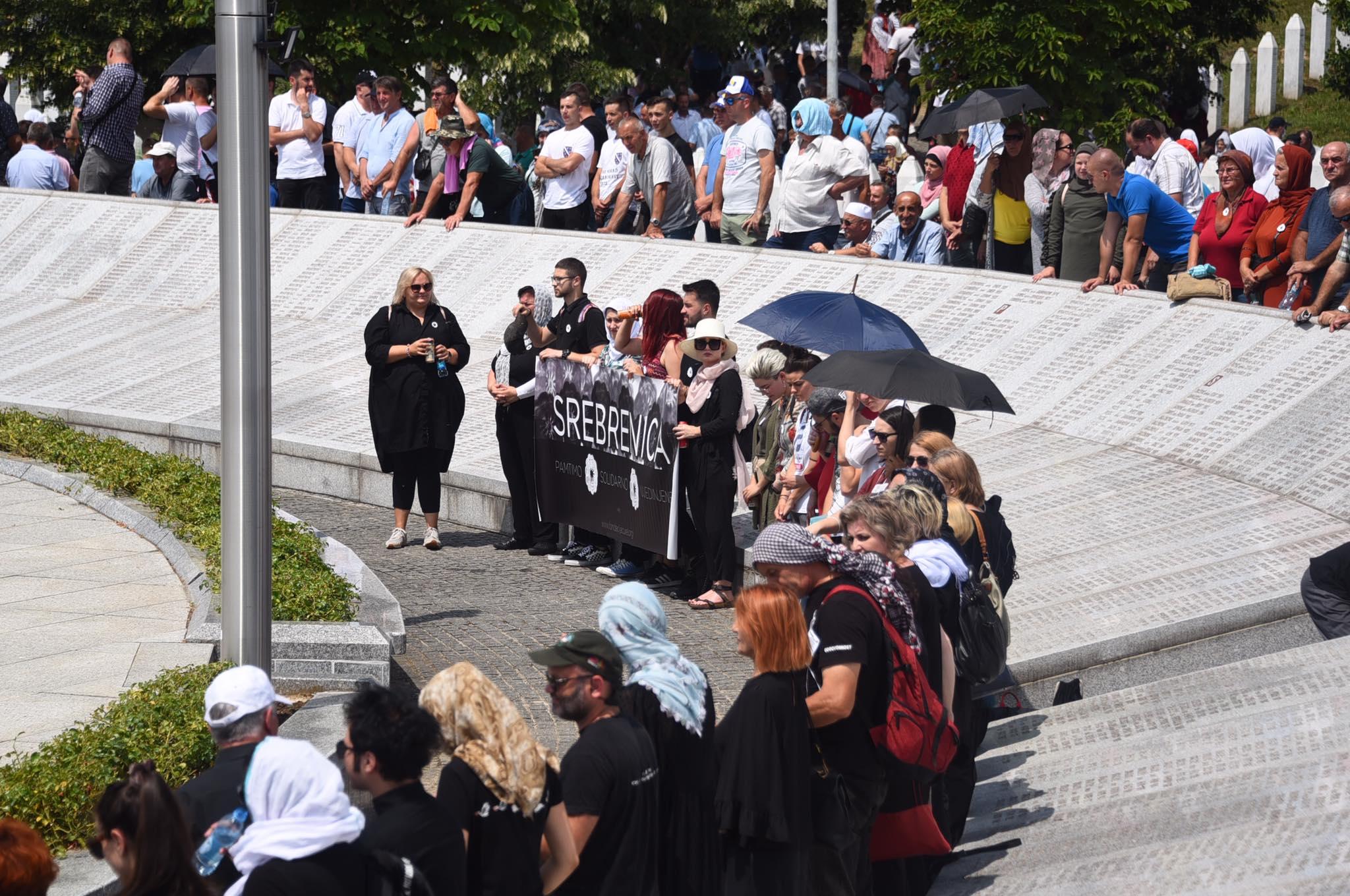 "Žene u crnom" odale počast žrtvama srebreničkog genocida