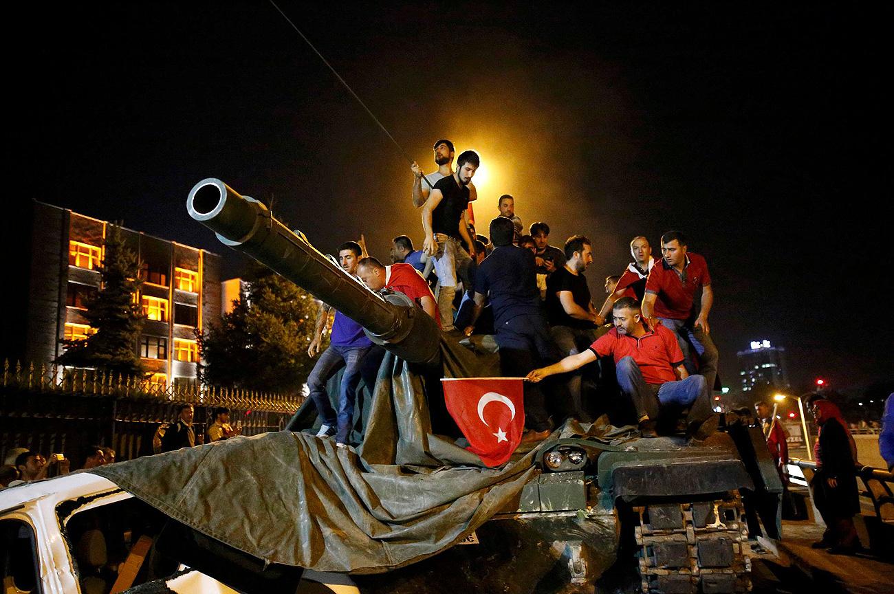 Na današnji dan: U Turskoj pokušan vojni udar