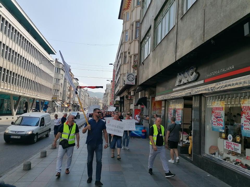 Okupljanje je započelo u ulici Maršala Tita broj 36,a zatim su prošetali do zgrade Općinskog suda BiH - Avaz