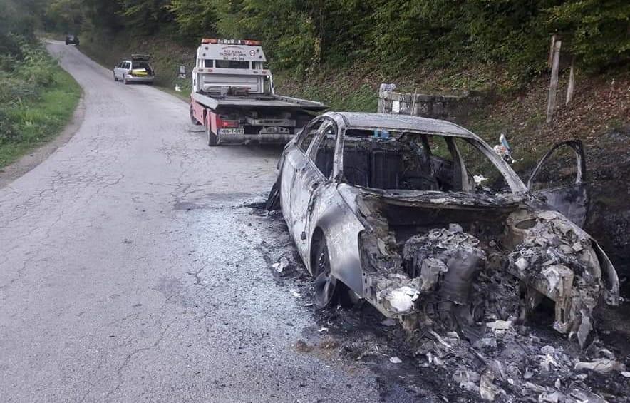 U potpunosti izgorio automobil na putnom pravcu Grebak - Ustikolina