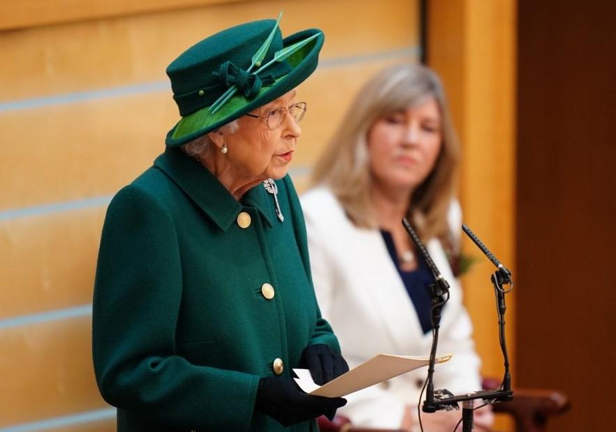 Kraljica Elizabeta prvi put u javnosti govorila o princu Filipu nakon njegove smrti