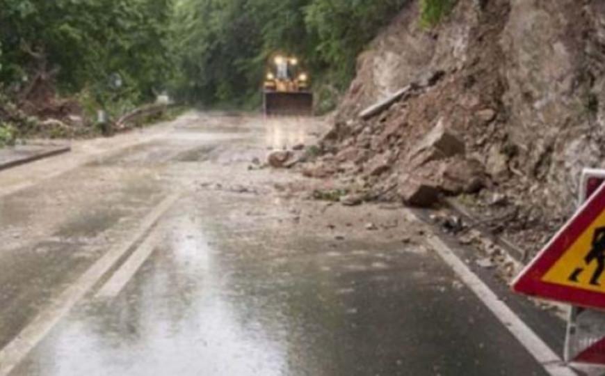 Stanje na putevima u BiH: Odroni kamenja i zemlje na kolovozima, savjetuje se maksimalno oprezna vožnja