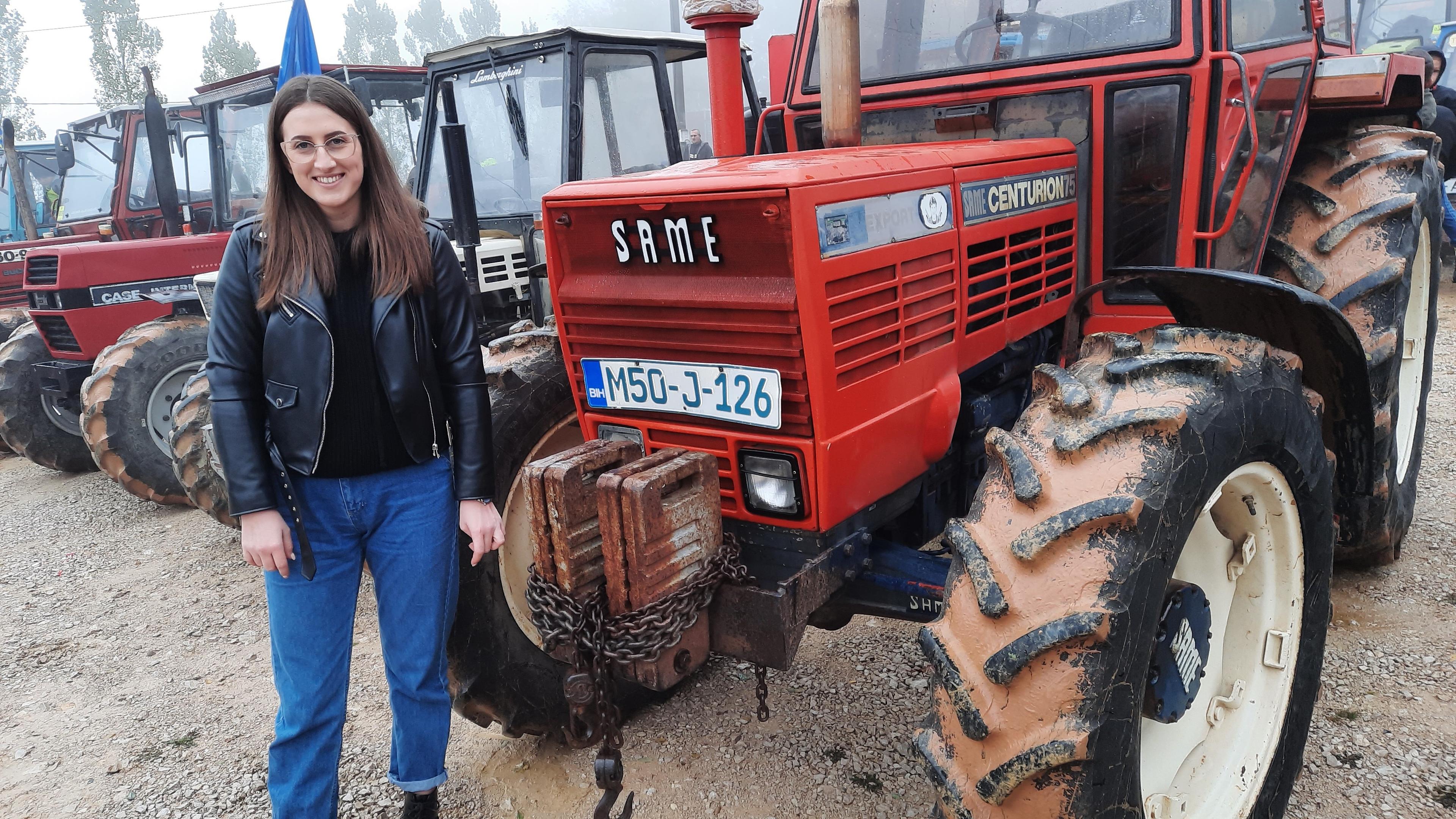 Ovo se rijetko viđa: Studentica Enida Halilović s lakoćom vozi veliki traktor i pomaže ocu u poljoprivrednim poslovima