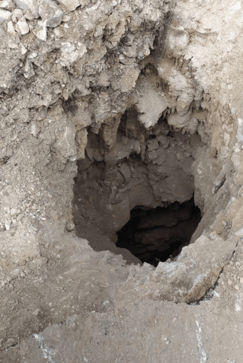 Rupa duboka dva metra: Prilikom sanacije urušio se dio lokalnog puta i otkrio ulaz u veliku pećinu