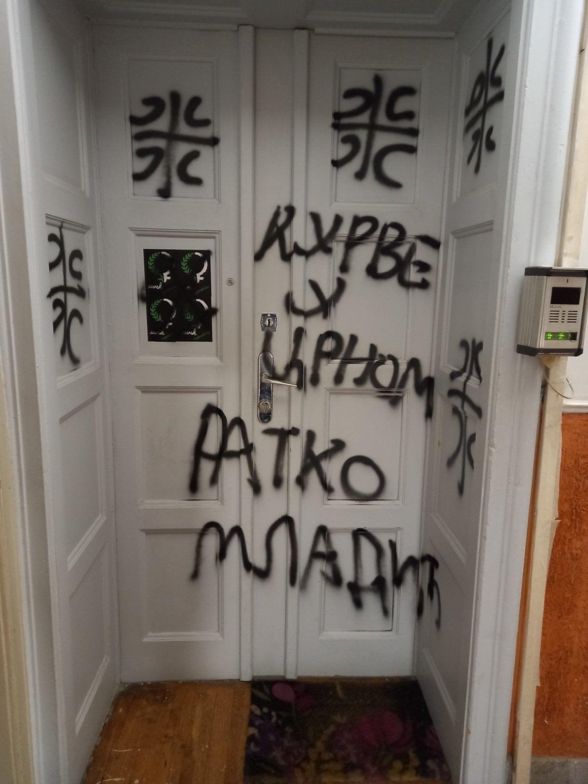Na vratima pokreta "Žene u crnom" ispisane uvredljive poruke i podrška Ratku Mladiću