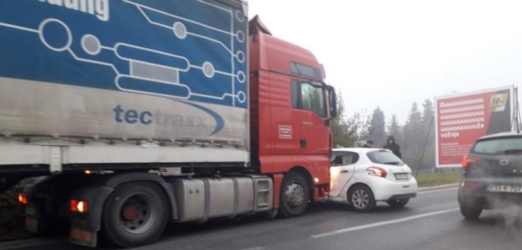 Gužve na ulazu u Sarajevo: Sudarili se kamion i automobil