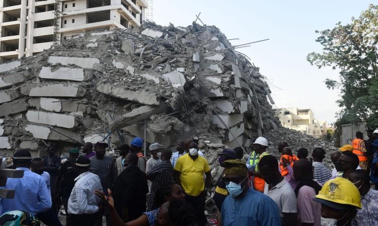 Zgrada sa dvadesetjednim spratom u izgradnji u okrugu Ikoyi u Lagosu srušila se u ponedeljak popodne - Avaz